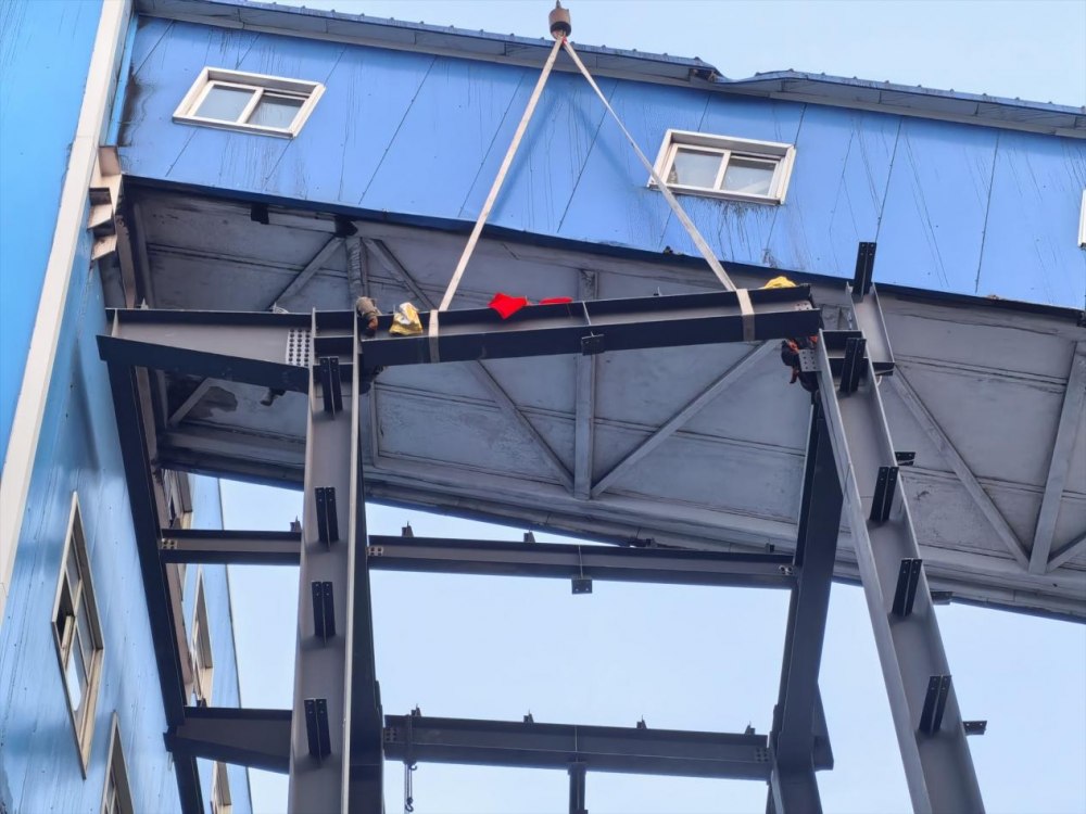 陜煤建設(shè)天工公司土建第二十五項(xiàng)目部韓家灣項(xiàng)目新增主廠房鋼結(jié)構(gòu)順利封頂！